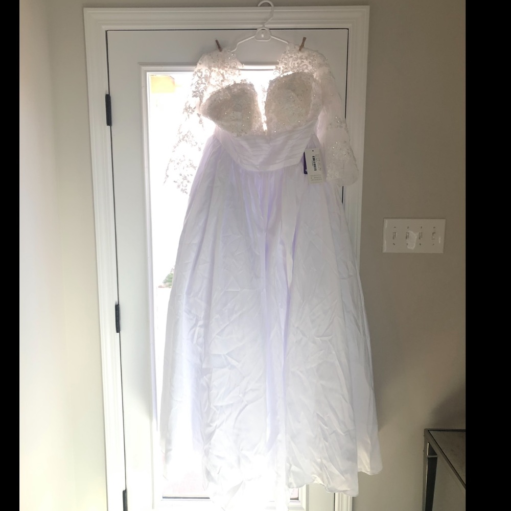White lace + tulle quarter sleeve wedding dress